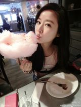 组图：林心如吃棉花糖晒自拍 粉嫩装扮嘟嘴可爱