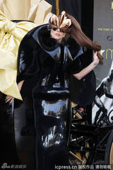 组图：Gaga香水发布变外星人 甩发险摔倒