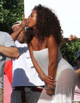 幻灯：艾丽西亚-凯斯街头拍新歌MV 补妆不忘秀肥臀