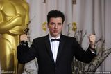 高清组图：奥斯卡后台获奖众星举金人光彩照人