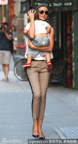 组图：米兰达-可儿抱儿子出门 装扮清爽