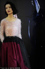 组图：最佳女配提名杜鹃亮相红毯 红装显喜气