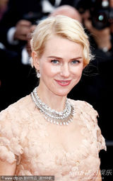 组图：娜奥米-瓦茨戛纳走秀 裸色纱裙妩媚动人