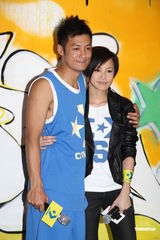 组图：何韵诗捧场篮球记者会 余文乐大方送拥抱