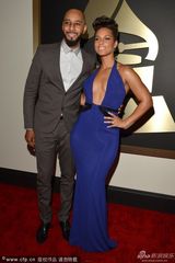 组图：艾莉西亚-凯斯深V开胸大秀火辣身材