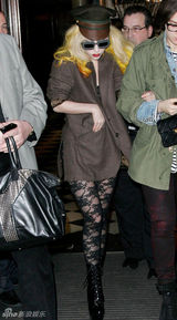 高清图：GaGa龙虾装现身伦敦 真空上阵胴体隐现