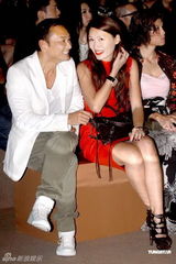 组图：郭富城出席时装展略显臃肿 刘嘉玲穿露背礼裙