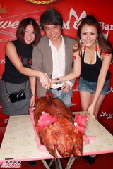 高清组图：女星齐集比基尼派对 众嫩模争妍斗丽