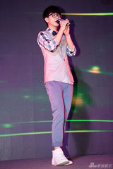 组图：胡夏专辑发布会 美女粉丝现场送熊抱