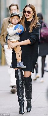 组图：超模辣妈米兰达抱儿子出游 小帅哥拿球萌笑