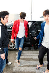 高清：韩星李钟硕赴港 破洞仔裤红夹克潮翻天