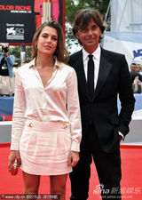 组图：摩洛哥公主白裙秀美腿助阵威尼斯老片重映