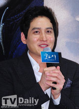 组图：《华颐》主创与观众互动 吕珍九抱粉丝