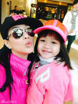 组图:钟丽缇与爱女考拉粉嫩亲子装娇艳似姐妹花