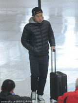 组图：刘恺威暂别杨幂忙工作 步履从容神色淡定