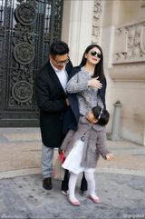 组图：李湘夫妻牵手漫步巴黎 王诗龄可爱抢镜