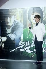 高清组图：金秀贤新片首映 花美男比谦虚钻桌子