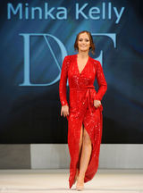 高清组图：敏卡-凯利红裙亮相纽约时装周慈善秀