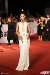 组图：桂纶镁亮相金马红毯性感露香肩