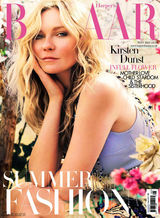 组图：邓斯特坐花丛姹紫嫣红 容颜俏丽如少女