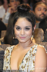 组图：玉女凡妮莎深V及腰 和小男友如胶似漆