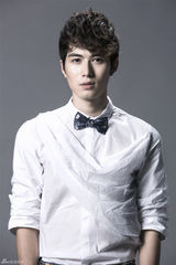 组图：人气偶像陈学冬 清新写真展萌笑