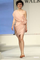 组图：袁泉产后复出粉嫩走秀 优雅秀香肩显成熟