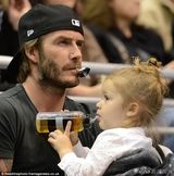 组图：贝克汉姆溺爱吞小七拳头 引长子帅气开怀