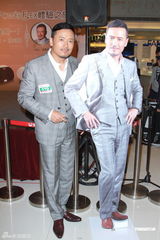 组图：苗侨伟赞黄日华女儿 弃股票改买黄金保值