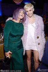 组图：麦莉格莱美派对清新风 收敛性感变俏皮