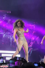 组图：洛佩兹香港开唱秀翘臀 钟楚红优雅捧场