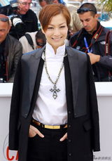 组图：《盲探》戛纳亮相 主创集体敬礼