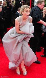 高清组图：派珀-佩拉博亮相红毯大笑晒银色美鞋