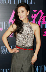 组图：苗圃亮相优雅盛典 长裙卷发秀美背