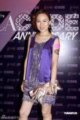 幻灯图：许志安出席时尚活动 谢婷婷短裙秀性感