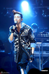 组图：张继聪个唱赤裸上身搞笑演出 谢安琪携子观看