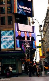 组图：博纳上市周年庆 陈坤泽塔琼斯出席敲钟仪式