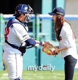 组图：韩星李多海为棒球比赛开球展明朗笑容