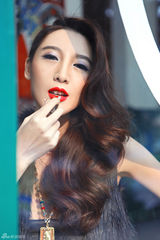 组图：吴鑫桐写真烈焰红唇显妩媚诱惑