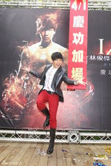 高清图：林俊杰为个唱造势 英俊现身相伴豪车