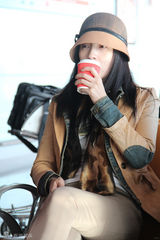 组图：小陶虹素颜现身机场 心情大好与助理说笑