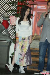 组图：徐若瑄为弟弟站台 白衣长裙文静优雅