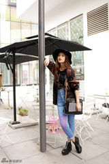 组图：颖儿时尚初冬写真复古红唇冷艳佳人