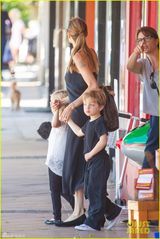 组图：朱莉吊带清爽 携双胞胎孩子亲密有爱