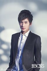 组图：杨洋蒋梦婕登杂志封面 演绎情侣档甜蜜新春