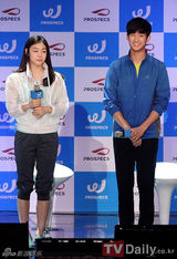 组图：金秀炫金妍儿等出席W TIME演唱会