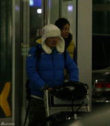 幻灯图：孙楠潘蔚滑雪度假机场秀甜蜜 兄弟夏雨随行