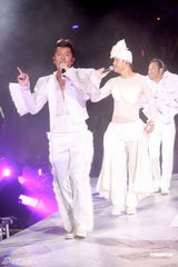 组图：草蜢举办成军25周年演唱会 古天乐站台捧场 