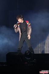 组图：萧敬腾炎亚纶亮相圣诞演唱会high翻全场