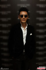 组图：黄晓明黑超遮面 孙俪秀长腿性感吸睛